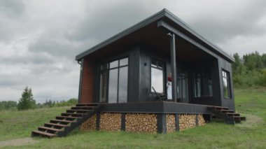 Sarışın bayan glamping tarzında sakin bir tatilin tadını çıkarıyor. Etrafı dağlık manzaralı, modern, kırsal bir kır evi. Yüksek kalite 4k görüntü