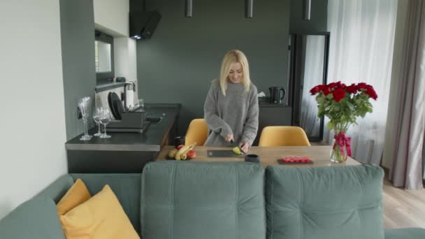 Blonde Frau Modernem Stylischem Interieur Die Auf Einem Tisch Obst — Stockvideo