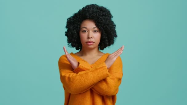슬로우 모션은 아프리카계 소녀가 파스텔 고립된 주황색 셔츠를 불쾌하게 만들었다 — 비디오