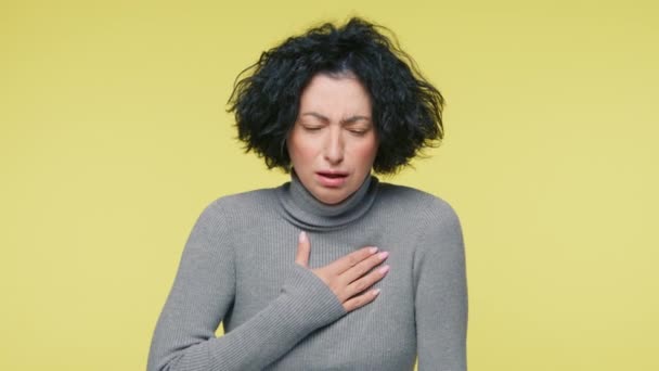 Wanita Dewasa Yang Tidak Sehat Menyentuh Leher Batuk Berat Memiliki — Stok Video