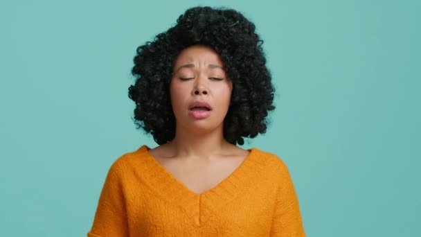 アレルギーのある若いアフリカ系アメリカ人の女性は カメラに口を覆わずにくしゃみをする 病気の女の子はインフルエンザの概念を得たか 風邪を引いた アレルギー症状を持っています — ストック動画