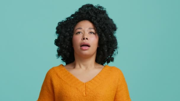 Afroamerikanerin Niest Und Bedeckt Mund Nicht Zeitlupe Portrait Des Schwarzen — Stockvideo