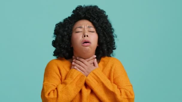Sağlıksız Genç Afro Amerikan Kadın Anjin Boğaz Ağrısı Mavi Arka — Stok video