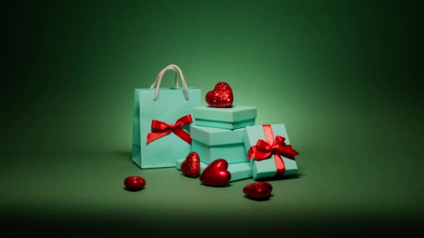 Banyak Kotak Hadiah Berwarna Biru Elegan Dengan Hati Merah Yang — Stok Video