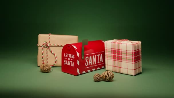 圣诞前夕 圣诞前夕 圣诞前夕 圣诞老人的圣诞礼品盒和红色装饰信箱被包装在礼物中 圣诞传统圣诞期间 圣诞老公公寄给北极的信红色邮筒 — 图库视频影像