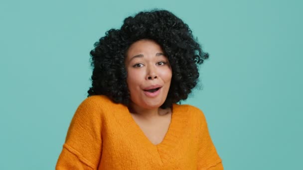 Berörd Afroamerikansk Kvinna Som Uttrycker Söta Ansiktskänslor Smält Positiv Mörkhyad — Stockvideo