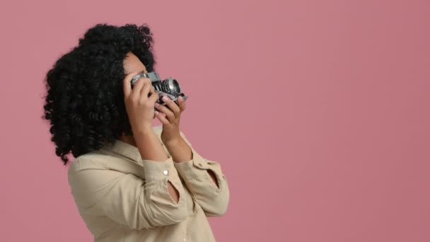 Кінематографічна Афро Американська Жінка Яка Шукає Ідеальний Кадр Оригінальній Кінокамері — стокове відео