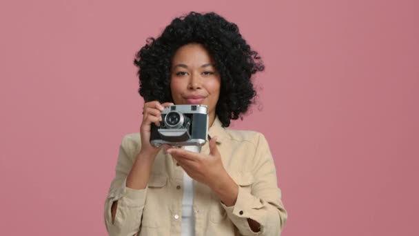 Портрет Веселой Красивой Черной Женщины Афропрической Хорошем Настроении Камерой Стоящей — стоковое видео
