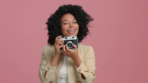 Счастливая Симпатичная Молодая Афроамериканская Туристка Фотографирует Портрет Веселой Красивой Черной — стоковое видео