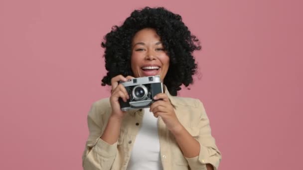 Mulher Afro Americana Com Câmera Analógica Que Faz Foto Estúdio — Vídeo de Stock