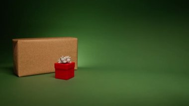 Yeşil zümrüt zümrüt zümrüt zümrüt zümrüt arka planda iki hediye kutusundan oluşan minimalist, zarif bir set. Ticari kopya için ışıldayan ışık veya noel mesajı için metin, tanıtım teklifi veya RED kamera üzerinde satış tabelası.
