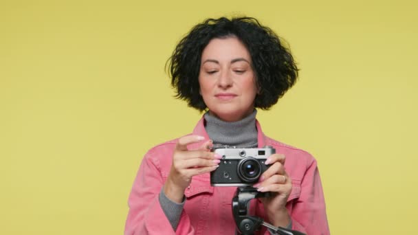 Зрелый Фотограф Профессиональной Анимированной Камерой Снимает Смеется Веселится Улыбка Положительной — стоковое видео