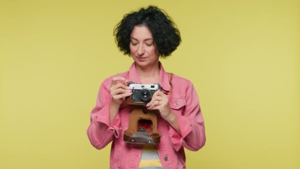 Χαρούμενη Φωτογράφος Σαραντάρα Φωτογραφίζει Φωτογραφίες Την Κάμερα Δημιουργική Ώριμη Γυναίκα — Αρχείο Βίντεο