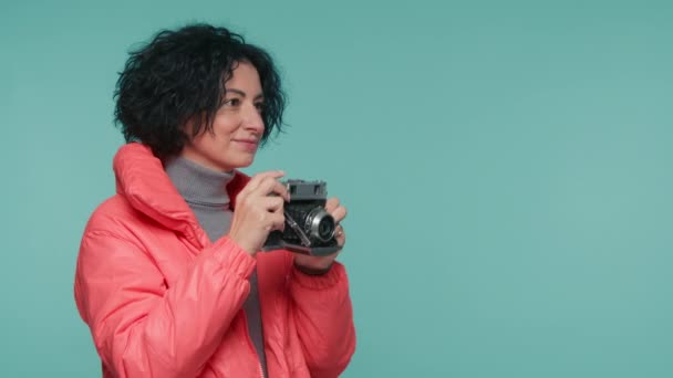 Ευτυχισμένη 40Άρα Γυναίκα Φωτογραφική Μηχανή Στέκεται Ζεστό Σακάκι Παστέλ Μπλε — Αρχείο Βίντεο
