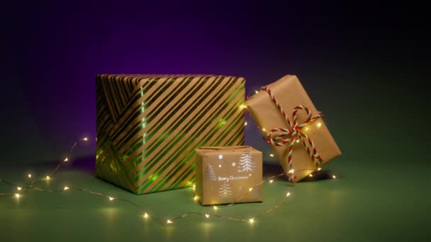 Varázslatos Karácsonyi Éjszakai Háttér Halom Gyönyörűen Csomagolt Ajándékok Festői Fények — Stock videók