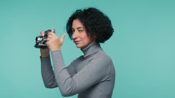 Stolt Mogen Fotograf Kvinnliga Talet Håller Analog Kamera Och Tar — Stockvideo