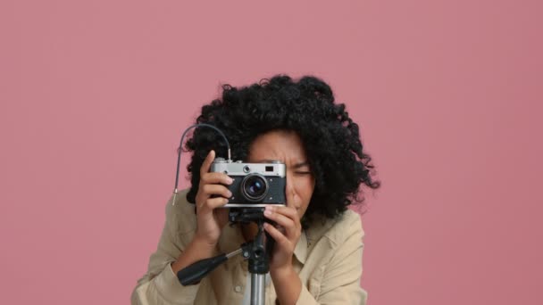 Retrato Cintura Hacia Arriba Una Fotógrafa Afroamericana Enfocada Posando Con — Vídeo de stock