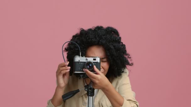 Retrato Cintura Hacia Arriba Una Mujer Afroamericana Enfocada Mirando Cámara — Vídeos de Stock