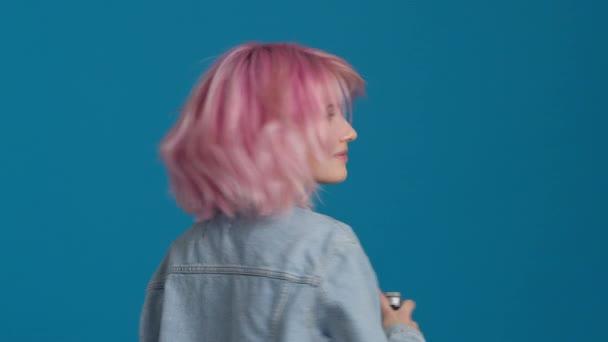 Νεαρή Επαγγελματίας Φωτογράφος Παστέλ Ροζ Χρώμα Μαλλιών Τραβώντας Φωτογραφίες Φωτογραφικό — Αρχείο Βίντεο