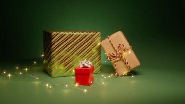 Ticari kopya ya da metin alanı için mükemmel tatil arkaplanı. Zümrüt yeşili duvar kağıdı 4K stüdyosunda hediye kutuları. Kırmızı kameraya yavaş çekimde sihirli Noel görüntüsü