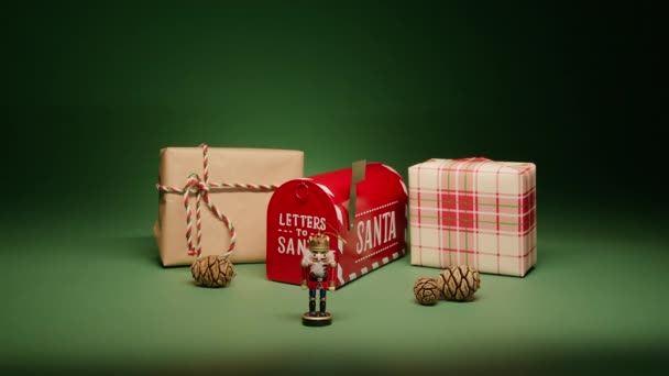 圣诞传统的圣诞礼物 寄给北极的信的红色邮筒 圣诞前夕 圣诞前夕 圣诞前夕 圣诞老人的圣诞礼品盒和红色装饰信箱都被包装好了 — 图库视频影像