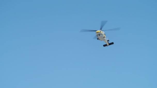 Slow Motion Shot Van Witte Gele Helikopter Vliegen Helder Blauwe — Stockvideo