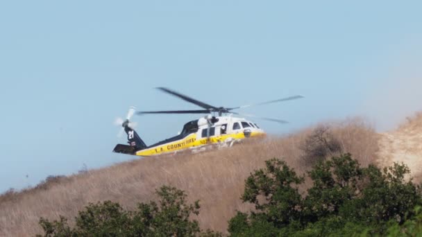 4K史诗般的消防直升机在野火上空飞行的镜头 洛杉矶郊区山上的荆棘火上升起了热浪 在加利福尼亚炎热的夏天 由于气候变化 大自然正在燃烧 — 图库视频影像