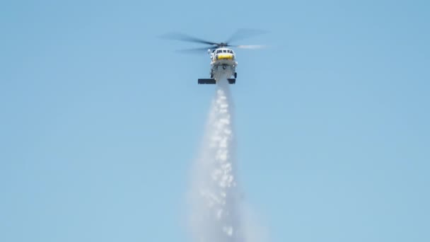 为了应对美国加利福尼亚州洛杉矶的野火 消防部门的直升机在夏天的一天做出了巨大的水滴反应 红色摄像机拍摄的全球暖化灾害和气候变化镜头 — 图库视频影像