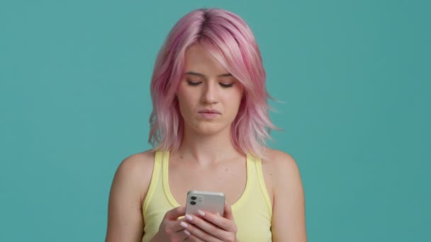 Menina Com Cabelo Rosa Olhando Para Baixo Smartphone Tela Telefone — Vídeo de Stock