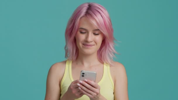 Millennial Μπλόγκερ Κοινωνικών Μέσων Smartphone Στα Χέρια Της Κοιτάζει Πονηρά — Αρχείο Βίντεο