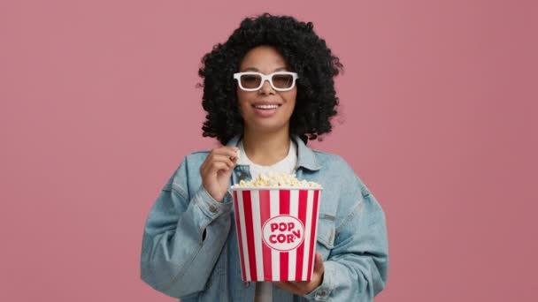 코미디 영화를 보거나 안경을 팝콘을 분홍빛 스튜디오에서 긍정적 — 비디오