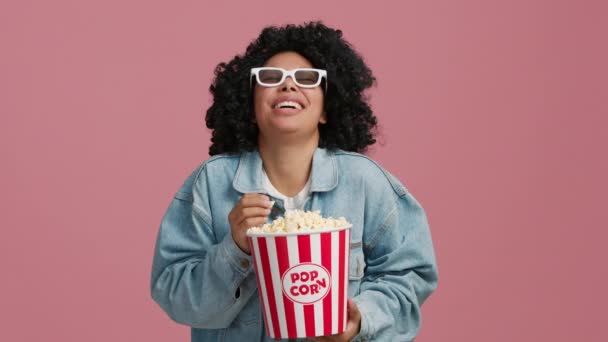 Retrato Reírse Voz Alta Mujer Joven Afroamericana Viendo Película Comedia — Vídeos de Stock
