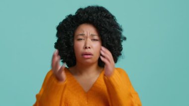 Afro-Amerikalı kadın korktu ve kafası karıştı. Duygusal bir kadın ellerini göstererek yüzünü kapatır zor durumlarda ne yapacağını bilmez. Kes şunu yüz ifadesi, problem konsepti