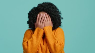 Yüz ifadesi, problem konsepti görmek istemiyorum. Afro-Amerikalı kadın olanlardan korkuyor. Duygusal bir kadın ellerini göstererek yüzünü kapatıyor zor durumla başa çıkmak istemiyor.