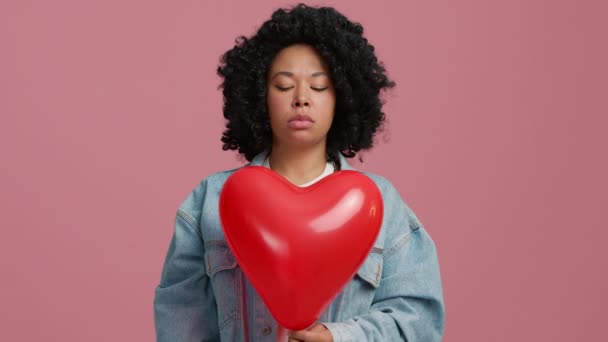Mujer Negra Hace Estallar Globo Rojo Forma Corazón Profundamente Molesto — Vídeos de Stock