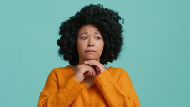 Emocionální Žena Chytá Hlavu Ukazuje Neví Dělat Obtížné Situaci Afroameričanka — Stock video