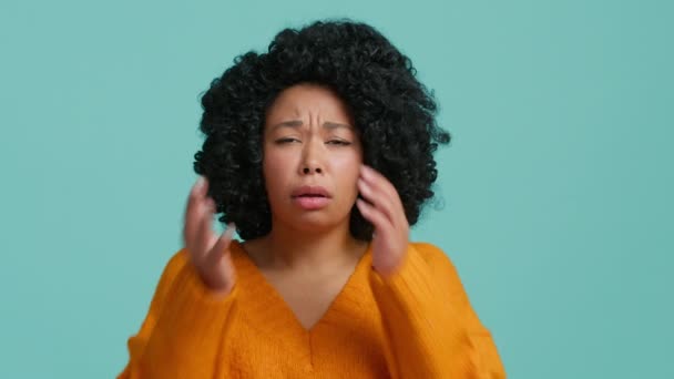 非裔美国妇女害怕并搞不清楚发生了什么事 情绪激动的女人用手捂住脸 不知道在困难的情况下该怎么办 停止面部表情 问题的概念 — 图库视频影像