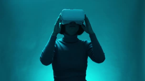 戴著虚拟或增强型真空眼镜的成熟女人 用慢动作触摸看不见的物体 在数字互动表演 未来技术娱乐等领域拥有Vr耳机用户的女模 — 图库视频影像