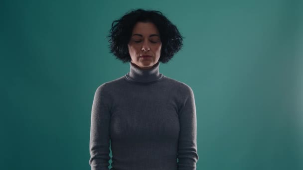 Vzrušená Dospělá Žena Používající Sluchátka Virtuální Reality Hledající Interaktivní Technologii — Stock video