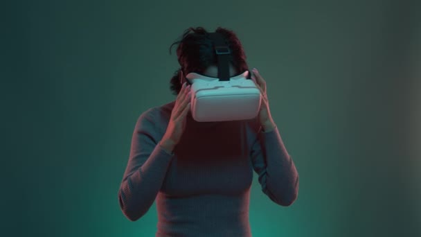 Взрослая Женщина Neon Улыбается Счастливые Люди Студии Виртуальной Реальности Технологии — стоковое видео