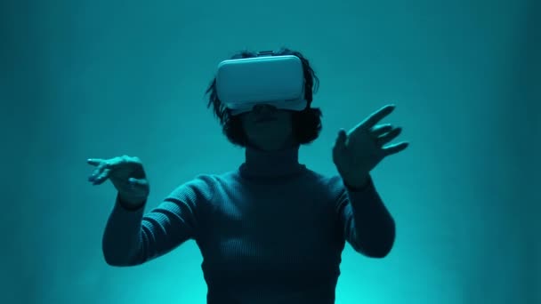 Starší Žena Použitím Virtuální Realita Sluchátka Ateliéru Modrém Pozadí Dospělý — Stock video