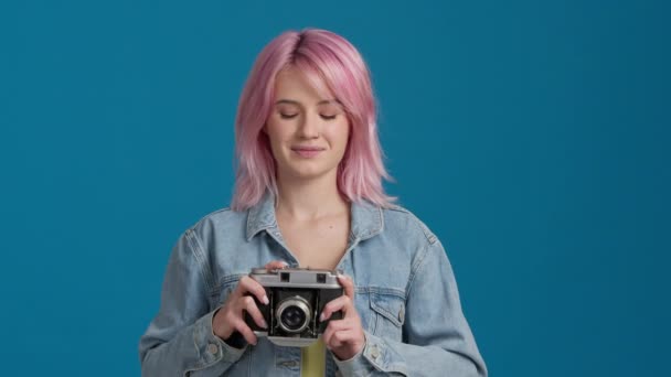 Retrato Estudante Bonita Alegre Fêmea Com Pink Color Penteado Bom — Vídeo de Stock