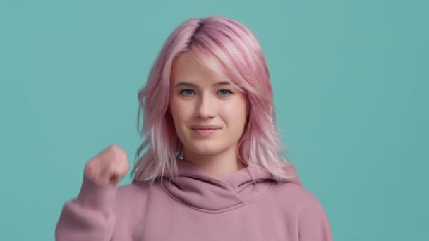 Anda Mengisap Sikap Pecundang Oleh Mahasiswa Hipster Wanita Tidak Puas — Stok Video