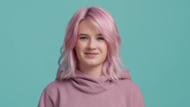 Zabawna Młoda Modelka Pastelowymi Różowymi Włosami Patrząca Prosto Kamerę Żartująca — Wideo stockowe