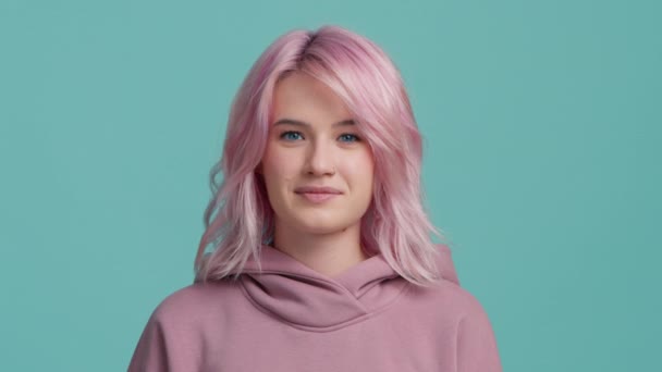 Rozhodně Vámi Souhlasí Usměvavý Mladý Hipsterský Model Žena Módní Pastelově — Stock video