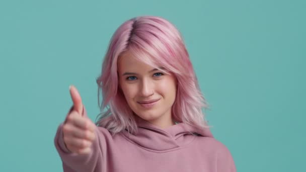 Elégedetlen Csalódott Szkeptikus Fiatal Hüvelykujját Lefelé Mutatva Lánynak Nem Tetszik — Stock videók