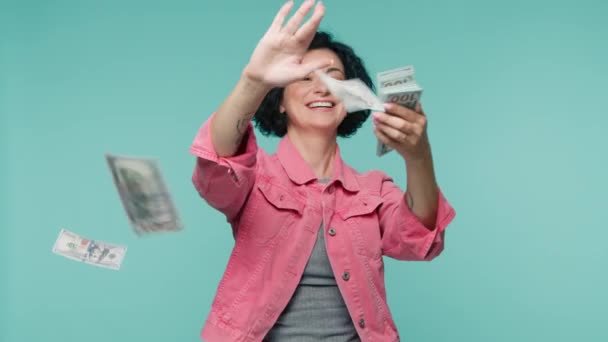 Зрелая Счастливая Деловая Женщина Разбрасывает Банкноты Изолированном Синем Фоне Студии — стоковое видео
