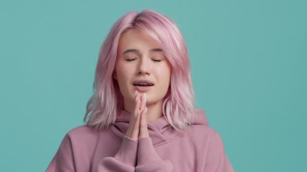 Pleading Rolig Ung Student Kvinna 20S Med Pastell Rosa Hårfärg — Stockvideo