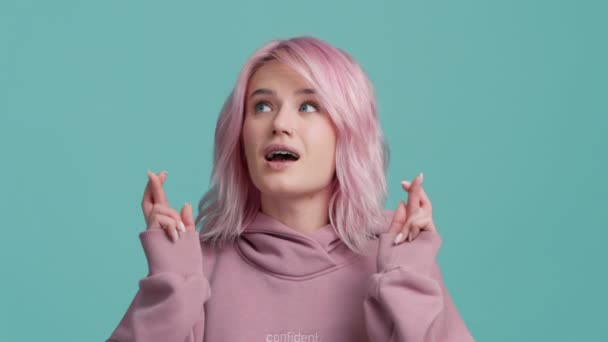 Konsantre Genç Öğrenci Kız Parmaklarını Çapraz Yapar Sevgiyle Dilek Diler — Stok video