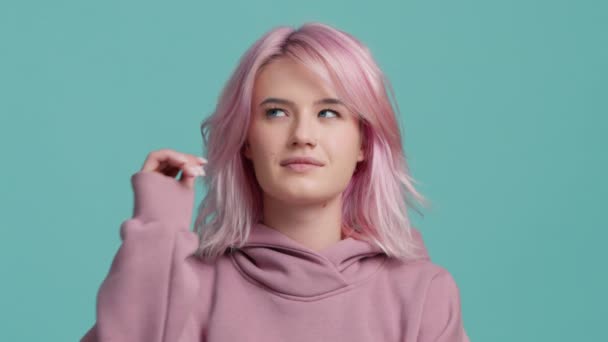 Pensivo Jovem Anos Com Cabelo Rosa Pastel Capuz Posando Olha — Vídeo de Stock